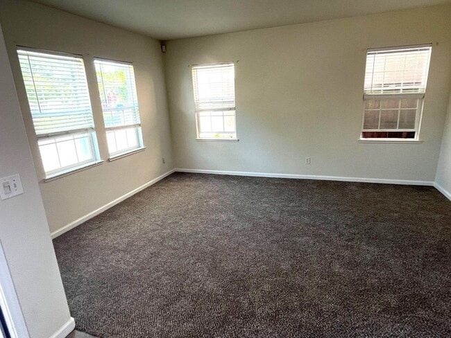 Building Photo - Spacious 5-Bedroom Home in Gated Stockton ...