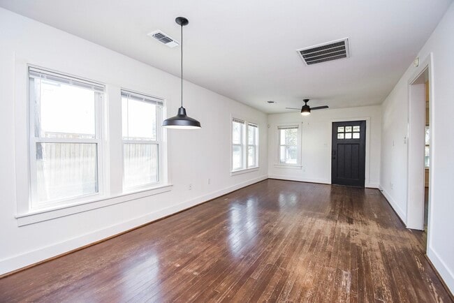 Foto del edificio - 413 W 10th St