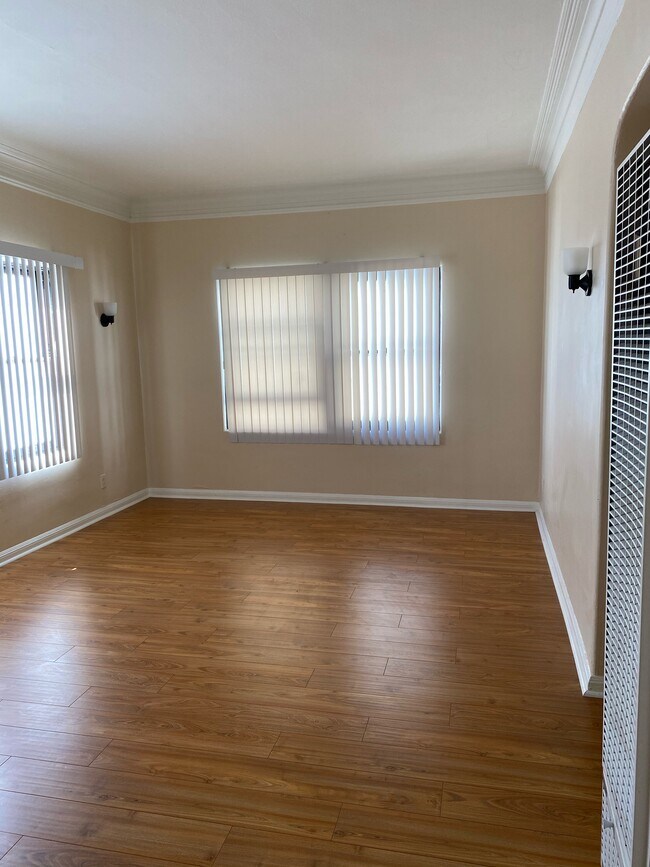 Living Room - 1327 S Gramercy Pl