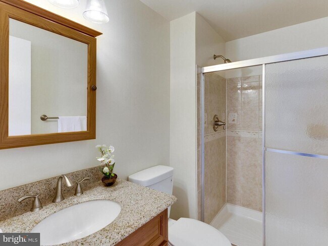Baño principal - 5204 Martinique Ln