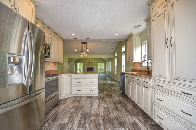 Foto del edificio - 4906 Weatherwood Dr