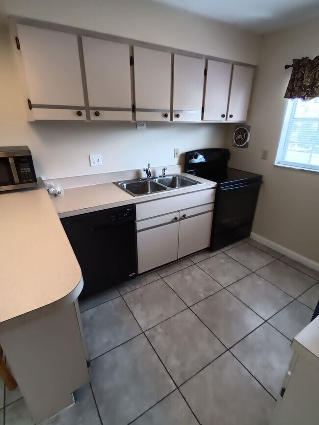 Foto del edificio - 1 Bedroom Condo with Community Pool and La...