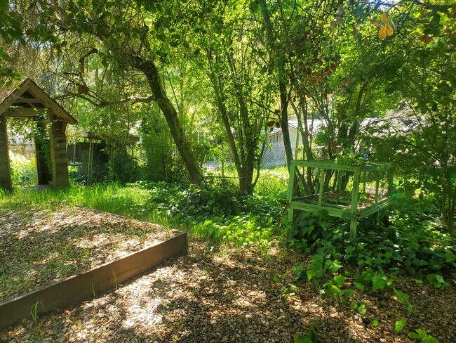 Building Photo - 205 Apple Knoll Dr