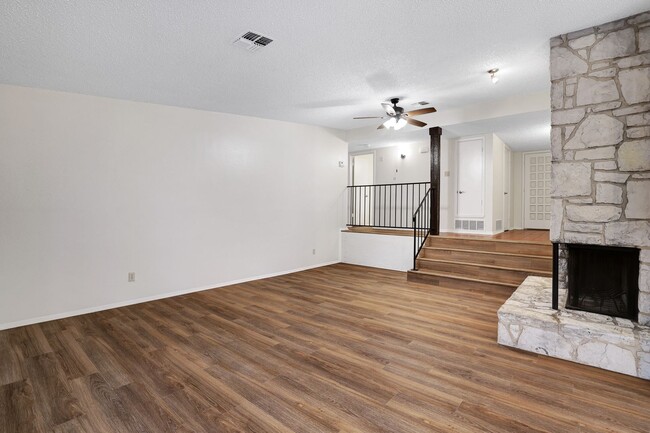 Building Photo - ADORABLE 4bd/2b Priced-right Rental Find i...