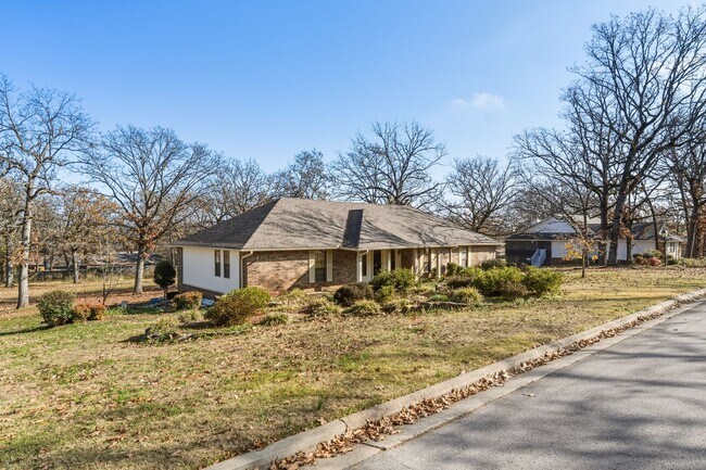 Building Photo - Beautiful 3 Bed / 2 Bath Home in Fort Smith (0.73 Acre Lot)