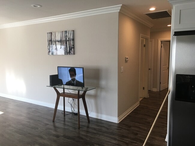 Building Photo - 318 N Kenmore Ave