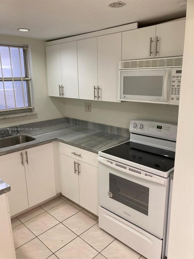 Building Photo - 210 Fontainebleau Blvd
