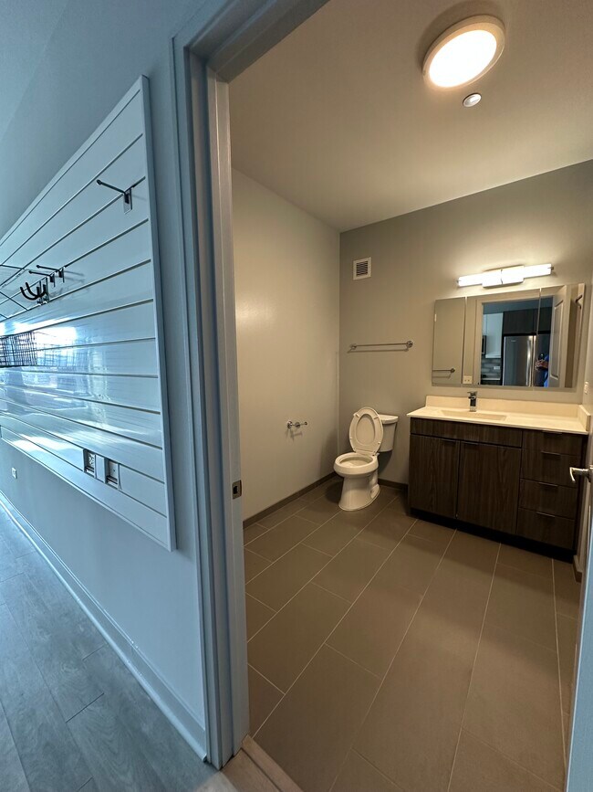 Foto del edificio - 1027 W Addison St