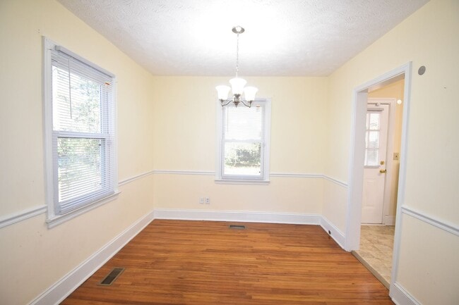 Building Photo - 2 Bedroom and 1 Bath Home (Pets Negotiable)