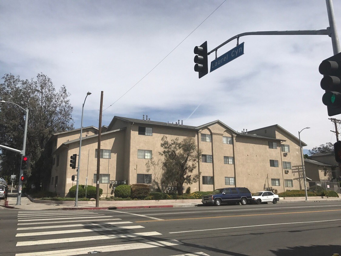 9460 Laurel Canyon Blvd Unit 3rd floor, Pacoima, CA 91331 Room for