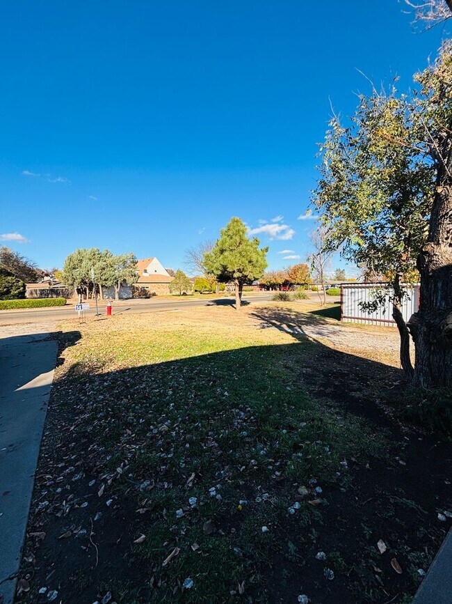 Building Photo - 1917 Colonial Pkwy
