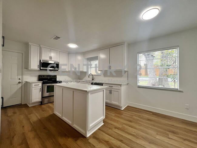 Foto del edificio - COMPLETELY UPDATED 4/2/2 in North Richland...