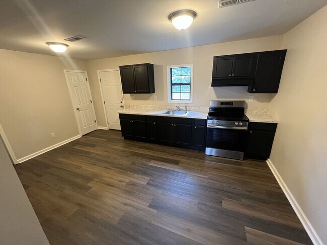 Building Photo - Beautifully Renovated 2 Bed / 1 Bath Home – Modern Upgrades Throughout!