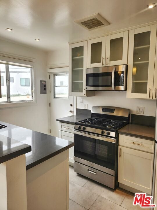 Building Photo - 136 San Vicente Blvd