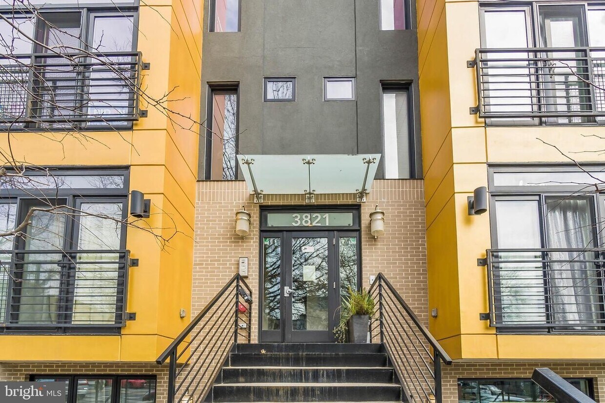 Frente del edificio de 9 unidades, convenientemente ubicado cerca de la calle 14. Transporte: Bicicletas compartidas, autobús, metro. - 3821 14th St NW