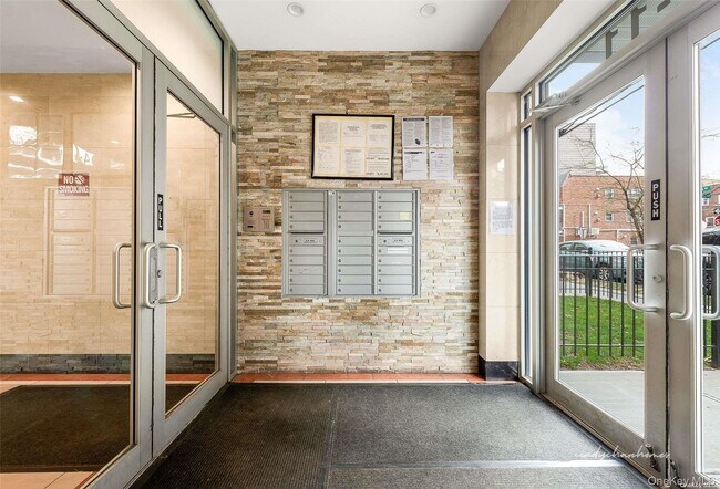 Foto del edificio - 94-11 65th Rd