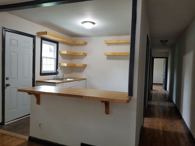 Building Photo - Newly Renovated Duplex
