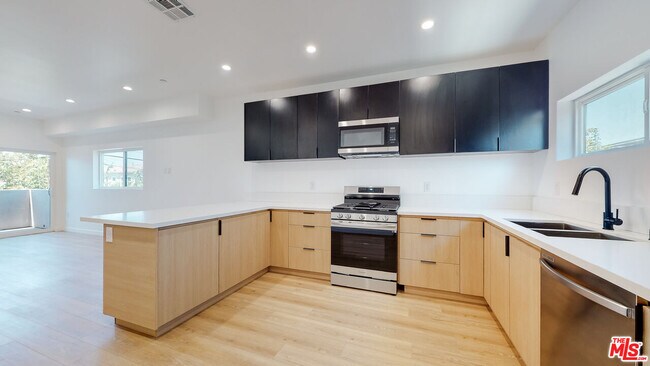 Foto del edificio - 2331 Hauser Blvd