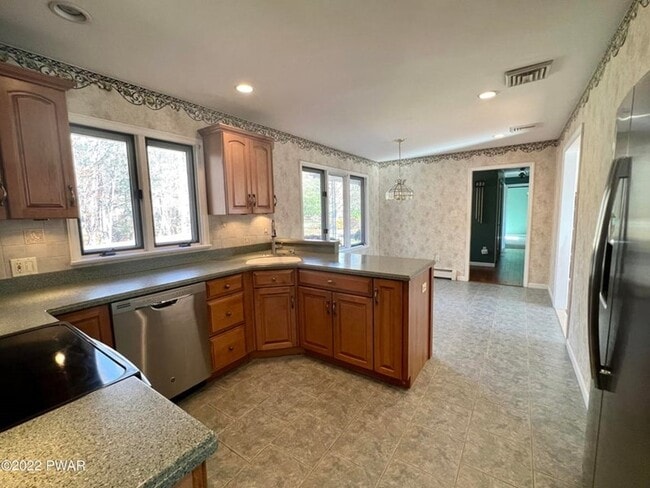 Building Photo - Sprawling 3Br, 2Ba Ranch w/ 250 feet of ri...