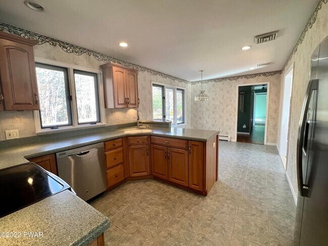 Foto del edificio - Sprawling 3Br, 2Ba Ranch w/ 250 feet of ri...