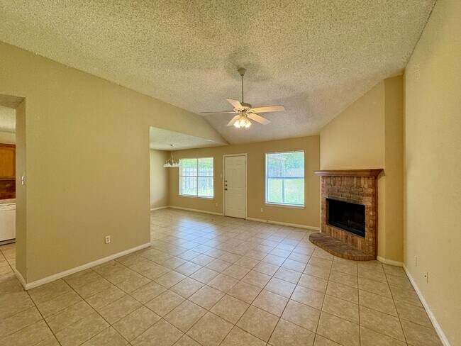 Building Photo - Duplex *LEASING SPECIAL AVAILABLE*