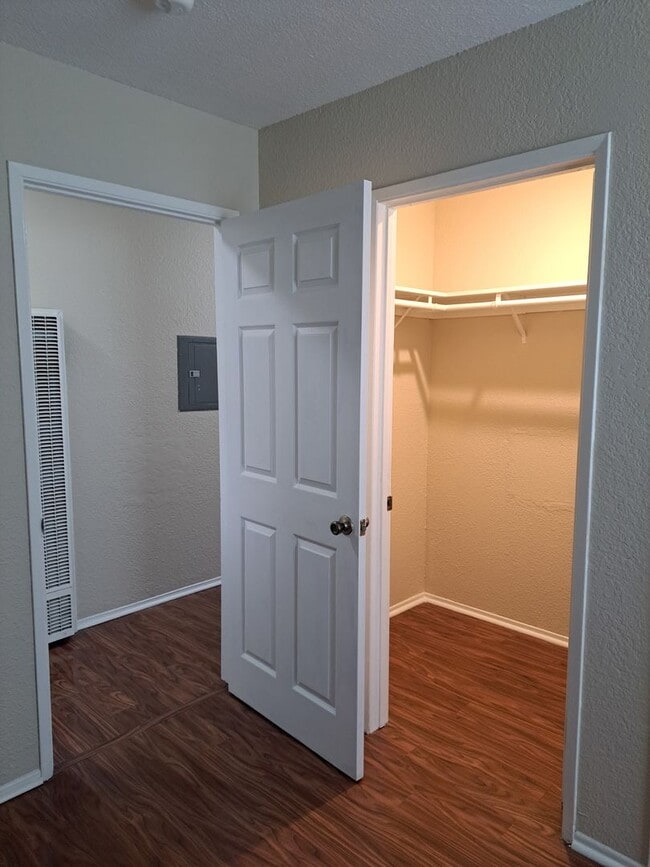 Foto del edificio - 1835 Carmona Ave