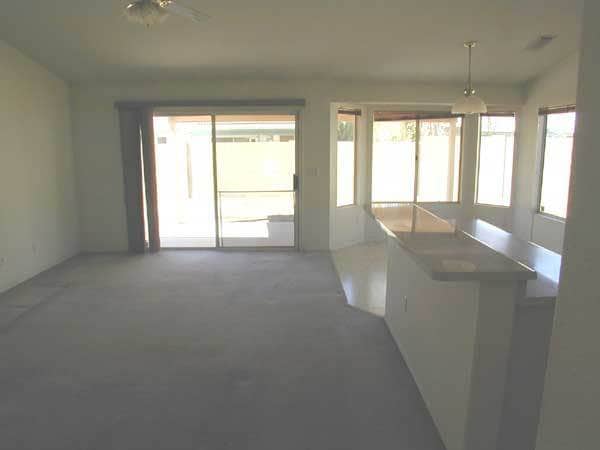 Building Photo - Amazing 4 bed/2 bath home located in conve...
