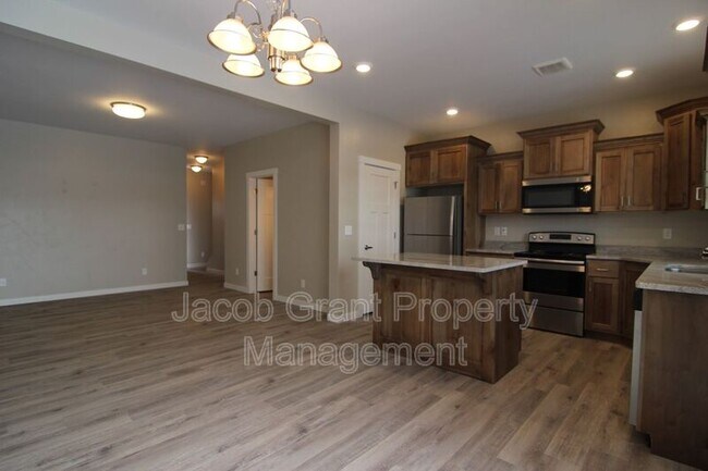 Building Photo - 650 Ruby Cir