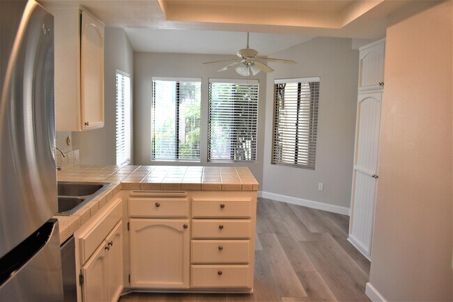 Building Photo - 7595 Dehesa Ct
