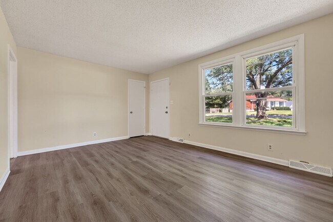 Building Photo - 3 Bedroom Pet Friendly Home For Rent Near Post!