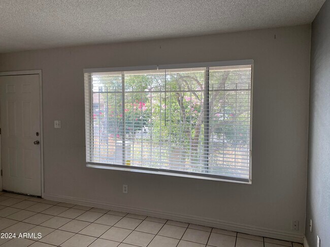 Foto del edificio - 8333 W Roma Ave