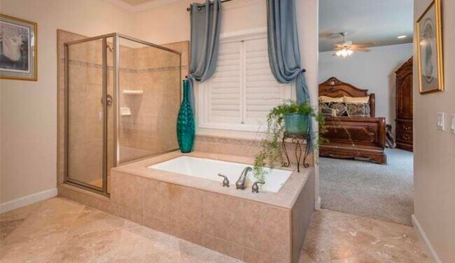 Foto del edificio - Very large, 4 bedroom 2.5 bath home