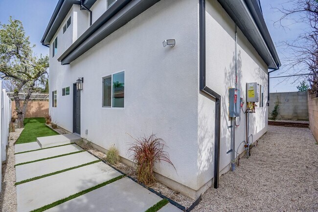 Building Photo - 7802 Owensmouth Ave
