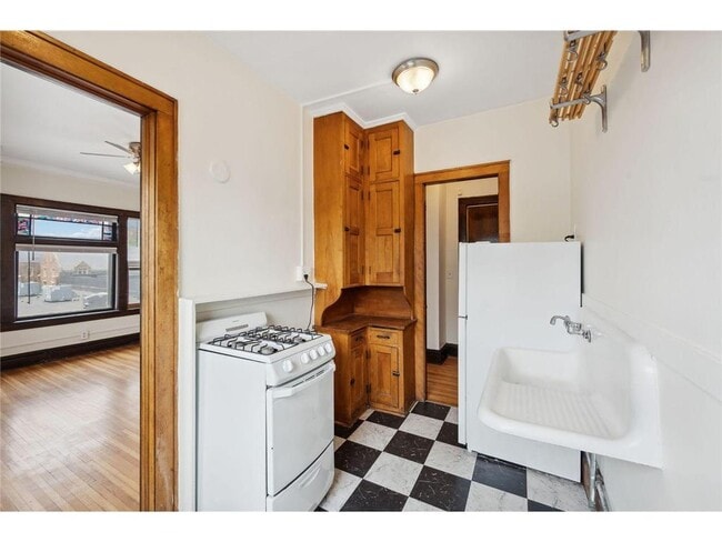 Building Photo - 1910 1st Ave S