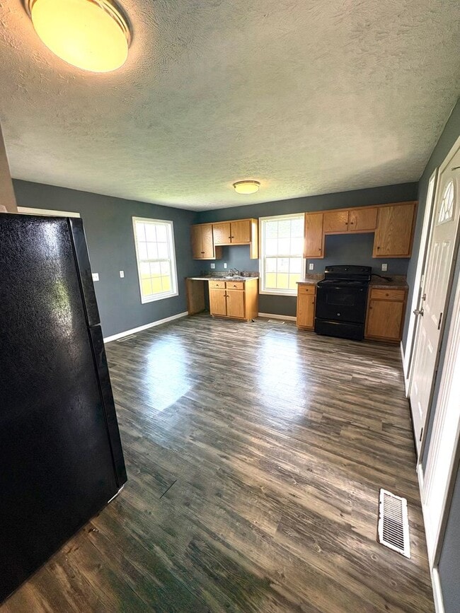 Building Photo - Charming Home in the Heart of Cave City!