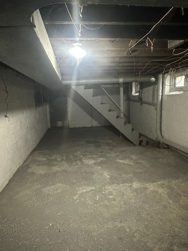 Building Photo - Renovated 3 Bedroom Home