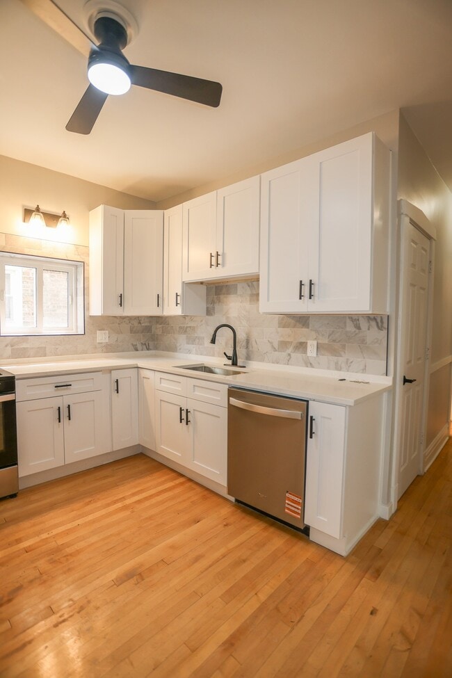 Photo - 5338 W Montrose Ave (Chicago, IL) Apartment