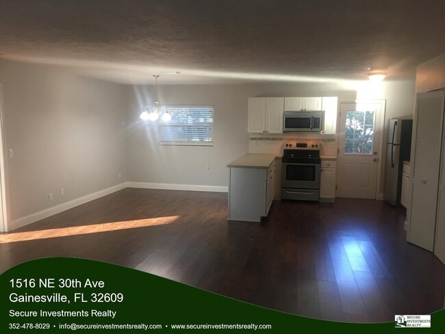 Building Photo - Recently renovated home in great neighborhood close to schools, parks, and shopping