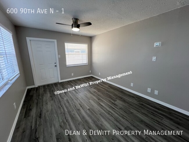 Foto del edificio - 600 90th Ave N