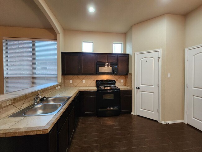 Building Photo - 2 Weeks Free Rent! 3/2.5/2 Duplex / Minute...