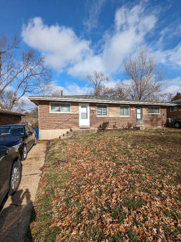 10075 Douglas Ct Unit Left, Saint Ann, MO 63074 Room for Rent in