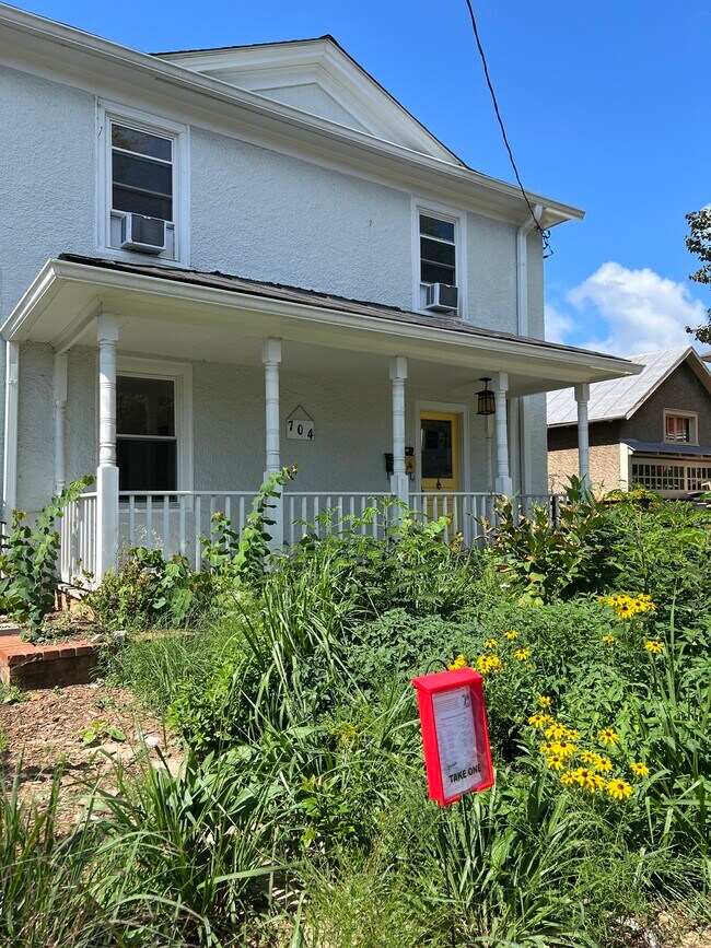 Building Photo - 704 Blenheim Ave