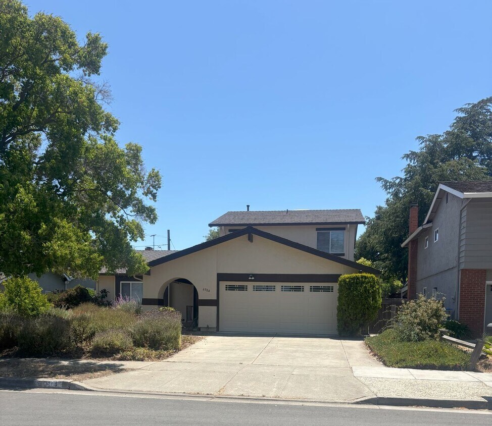 Primary Photo - *COMING SOON* Pets welcome! Two story hous...