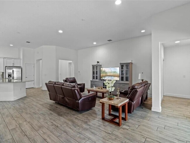 Foto del edificio - 2043 Rush Bay Wy