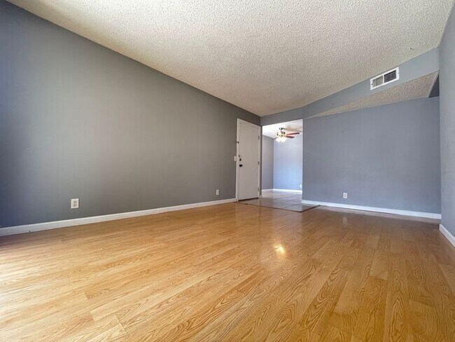 Building Photo - Lovely 2nd floor 3 bedroom condo in Desert...