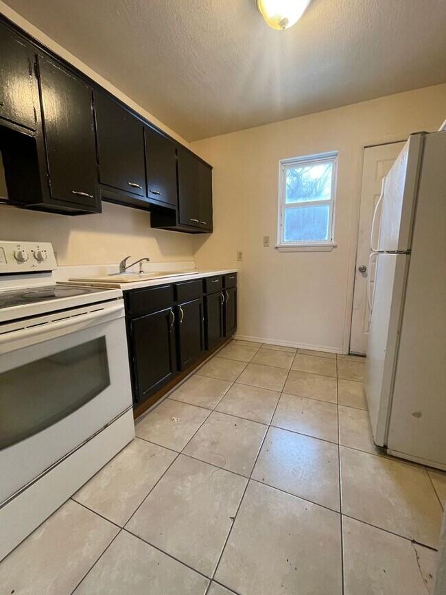 Building Photo - 2 bedroom 1 bath duplex available now
