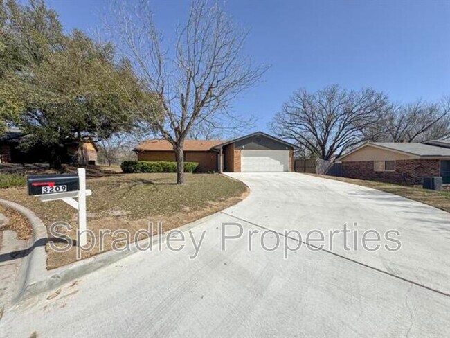 Building Photo - 3209 Camellia Cir