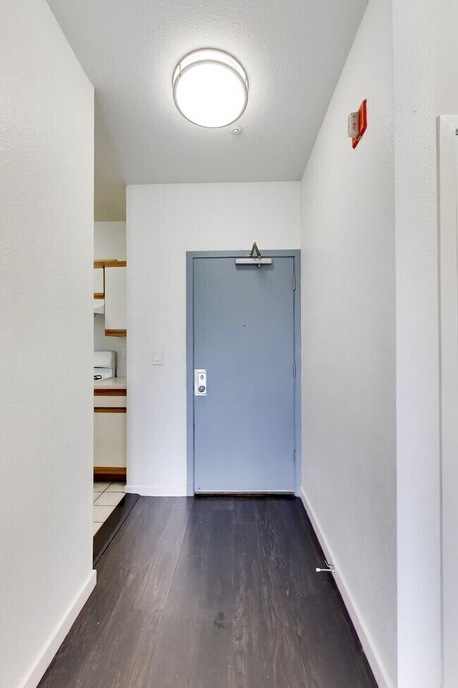 Building Photo - 1524 1st Ave