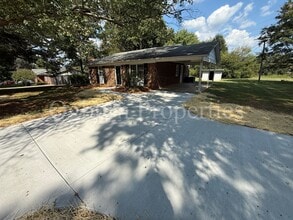 Building Photo - 2201 Stonehaven Rd