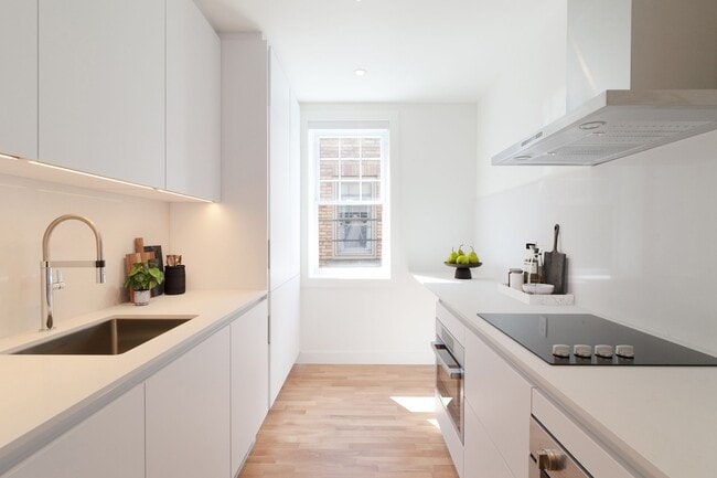 Building Photo - 2100 Rue du Fort